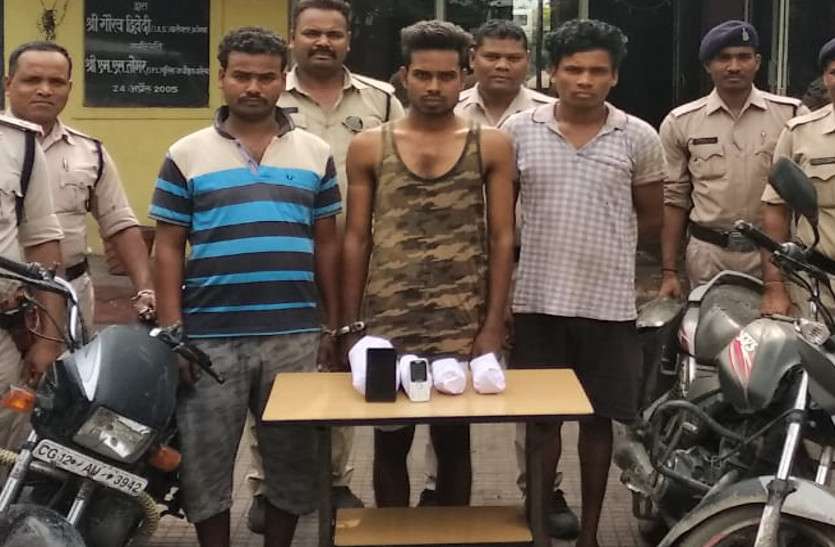 जंगल के रास्ते लौट रहे तीन दोस्तों को दो बाइक सवार ने रोका, खुद को पुलिस कर्मी बताते हुए इस घटना को दिया अंजाम जंगल के रास्ते लौट रहे तीन दोस्तों को दो बाइक सवार ने रोका, खुद को पुलिस कर्मी बताते हुए इस घटना को दिया अंजाम