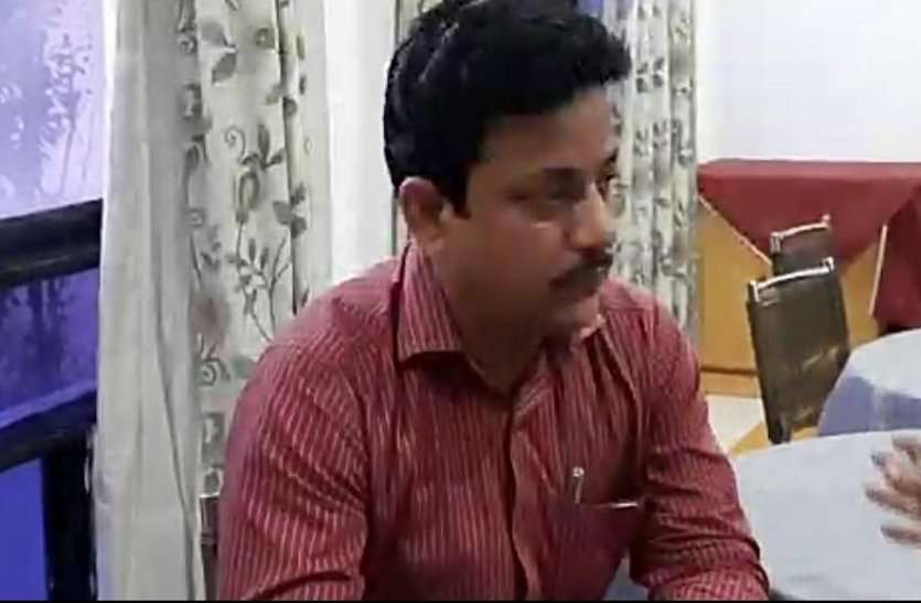 police टूरिस्ट विलेज में 1 लाख 17 हजार की रिश्वत लेते सीएमओ रंगे हाथ गिरफ्तार, VIDEO