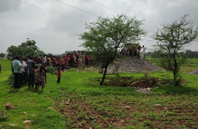 Pratapgarh छात्रा की चार दिन पुरानी कुएं में लाश मिली, अनहोनी की आशंका में पुलिस बल किया तैनात