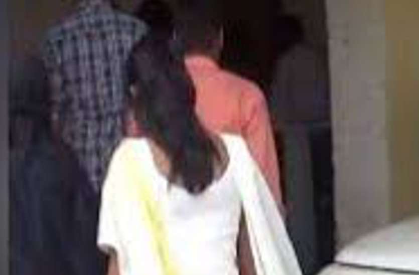 Women raped पहचान का फायदा उठाकर महिला के घर रुका युवक, रात में बिगड़ गई नीयत और मारपीट कर किया दुष्कर्म