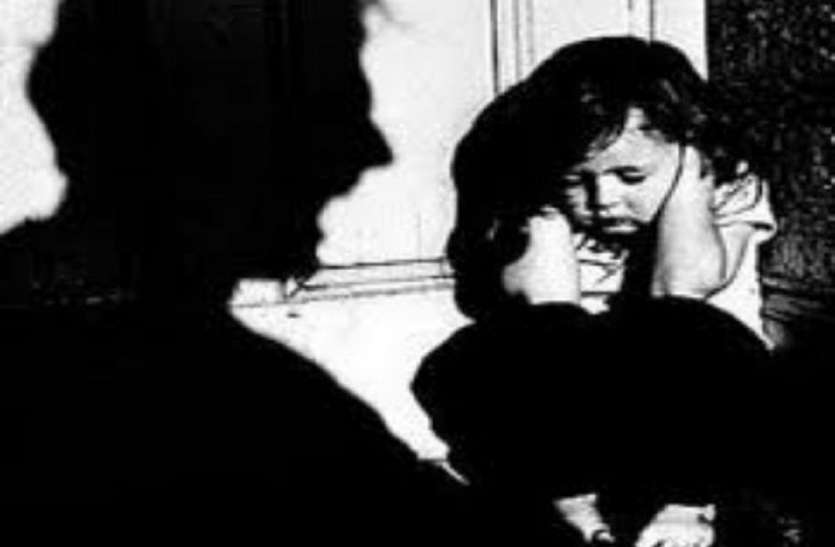 Rape रिश्ता हुआ शर्मसार: पिता ने अपनी ढाई साल की बेटी से किया दुष्कर्म, मां ने किया विरोध तो दी जान से मारने की धमकी