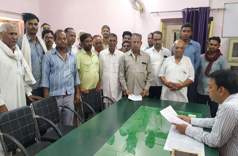 ration-dealers-handed-over-the-name-of-cm-to-solve-problems समस्याओं के समाधान की मांग को लेकर राशन डीलरों ने सीएम के नाम एसडीओ को सौंपा ज्ञापन