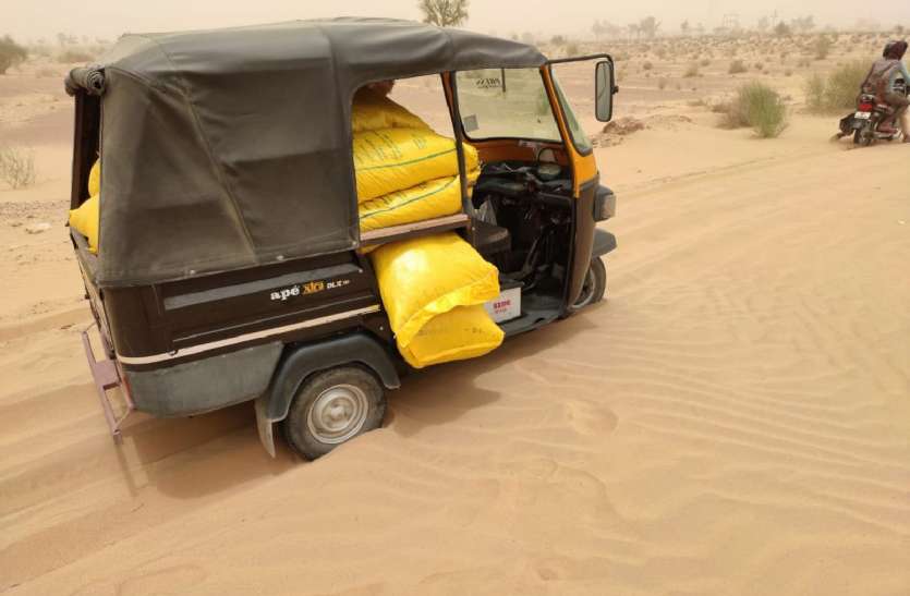 jaisalmer news सडक़ पर बनने लगे टीले