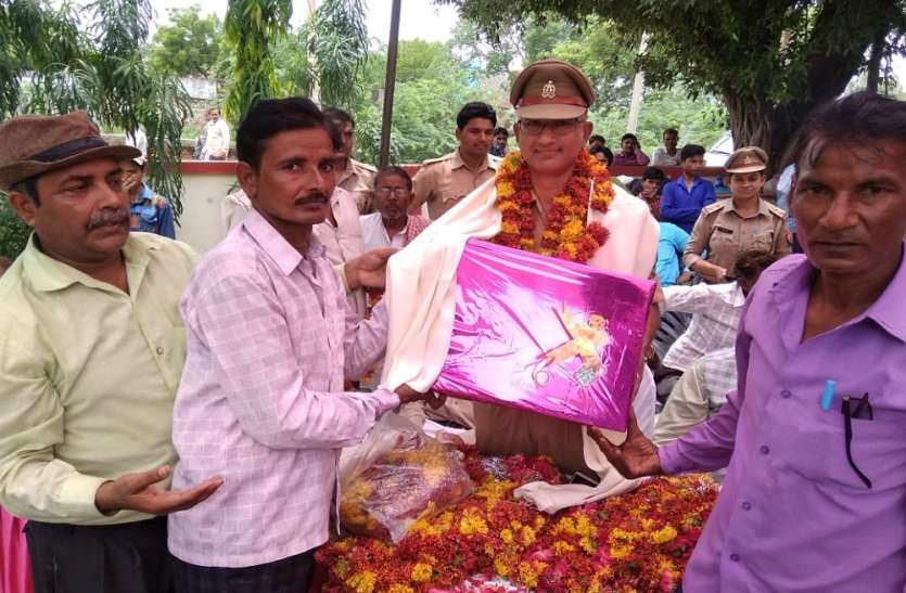 sho tulsiram ये थानेदार कुछ इस तरह करते थे नेक काम कि स्थानांतरण विदाई पर आज रो पड़े लोग, जानिये किस तरह बने गरीबों के हमदर्द