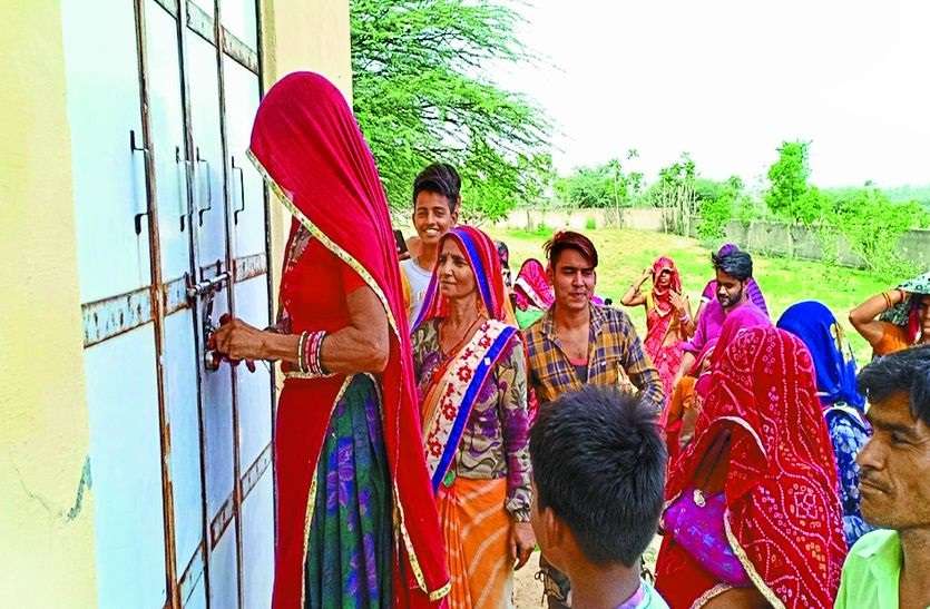 sikar news पेजयल संकट से परेशान महिलाओं ने उठाया ये कदम