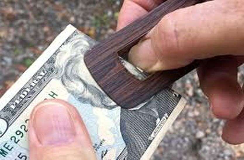 sikar व्यवस्थापक पर फर्जी अंगूठा लगाकर पैसे निकालने का आरोप