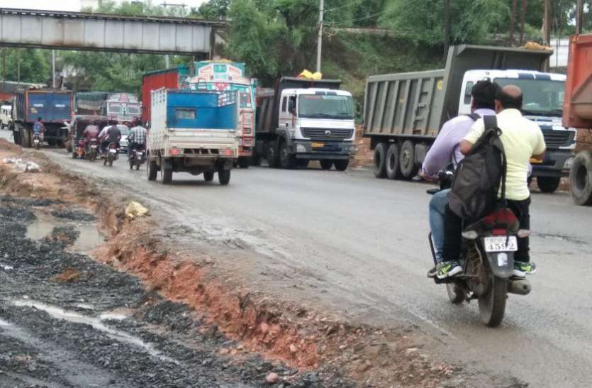Construction of slow road in Singrauli परसौना मुख्य मार्ग में गड्ढे बने मुसीबत, लंबे समय से चल रहा कछुआ चाल से निर्माण कार्य