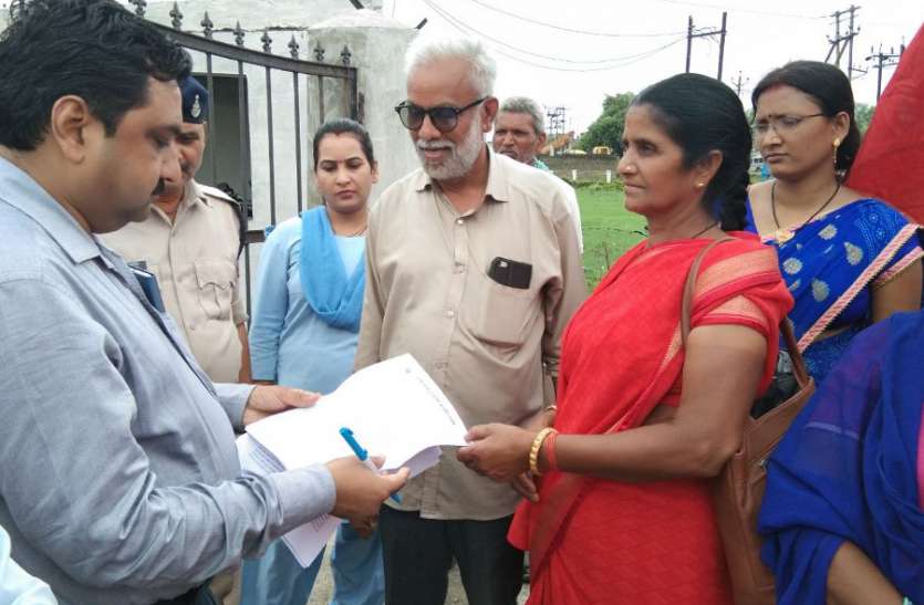 Collectorate arrived at Anganwadi and Sahayika rally in Singrauli मांगों को लेकर सडक़ पर उतरी आंगनबाड़ी व सहायिका, रैली निकालकर पहुंची कलेक्ट्रेट