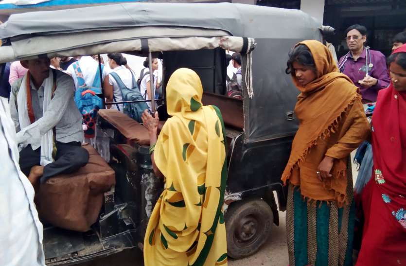CMHO abuses with family of procreative सीएमएचओ ने जननी वाहन मांगने पर प्रसूता के परिजनों को फटकार लगाते हुए कही हैरान कर देने वाली बात