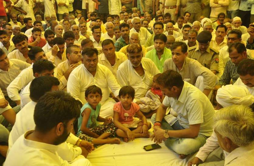 meerut उपचुनाव हिंसा में मारे गए युवक की शोक सभा में पहुंचे एसएसपी आैर की एेसी घोषणा कि आप भी करेंगे सराहना