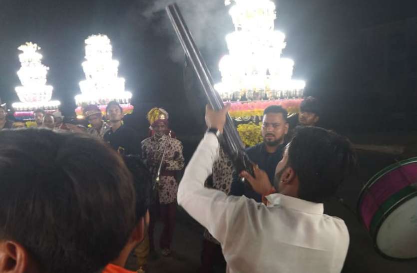 tamanche Tamanche pe Disco: सत्ता के नशे में चूर भाजपा नेता ने किया तमंचे पर डिस्को, शादी में आए बाराती देखकर रह गए हैरान, देखें वीडियो