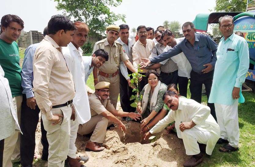 Students and villagers हरयाळो राजस्थान अभियान : प्रत्येक पंचायत क्षेत्र में लगाएं जाएंगे 100 पौधे