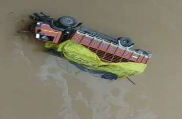Truck fall down in river Truck fall down in river