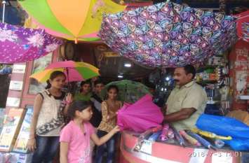 this mansoon you can enjoy with printed umbrella हल्के फैब्रिक व प्रिंटेड रेनकोट संग मानसून डेटिंग करें एंजॉय