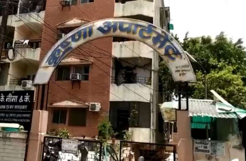 INDORE VIDEO : कर सलाहकर ने बिल्डिंग से कूदकर की आत्महत्या, बेटा बोला दो सीए कर रहे थे परेशान