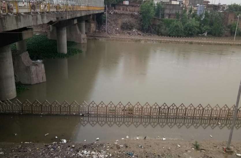 Varuna Corridor in Varanasi NGT की सख्ती बेअसर, सीवर व बाढ़ के पानी में डूबा वरूणा कॉरीडोर