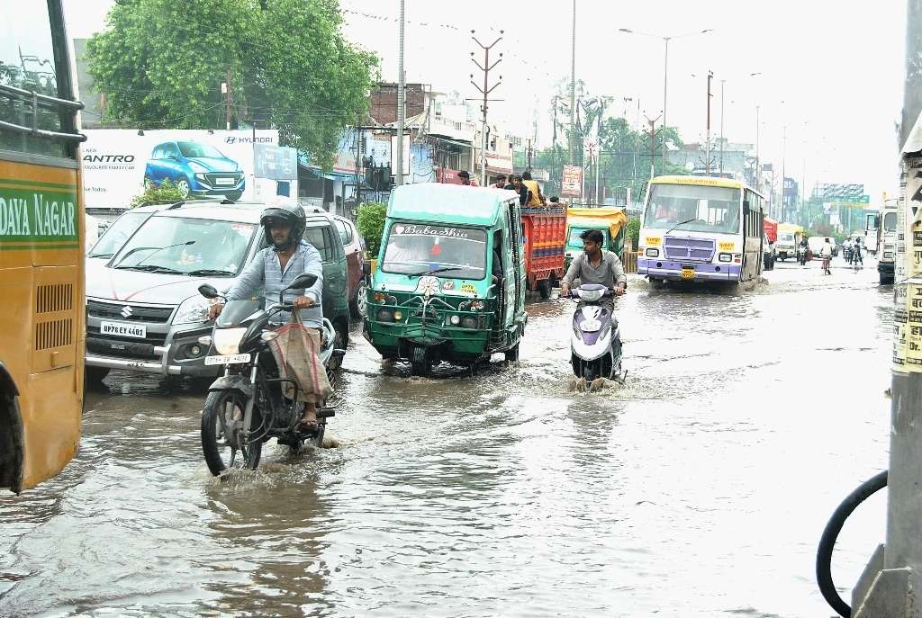 heavy rain is causing problem for people in kanpur