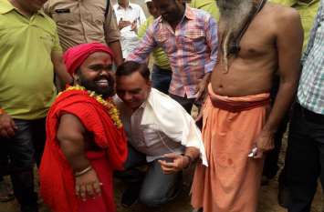 bhind collector: chhote singh leaned in front of mauni baba 3 फीट के मौनी बाबा से सम्मान लेने के लिए जब कलेक्टर ने खुद को किया छोटा...