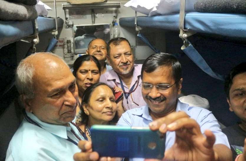 Arvind Kejriwal तीर्थ यात्रा पर जाकर खुश हुए बुजुर्ग, CM केजरीवाल बोले- अगली बार मैं भी चलूंगा