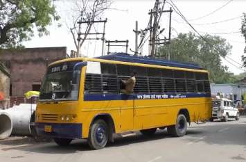School bus in electrical wires video hamirpur news in hindi Video : राहगीरों के सहयोग से बची स्कूली बच्चों की जान