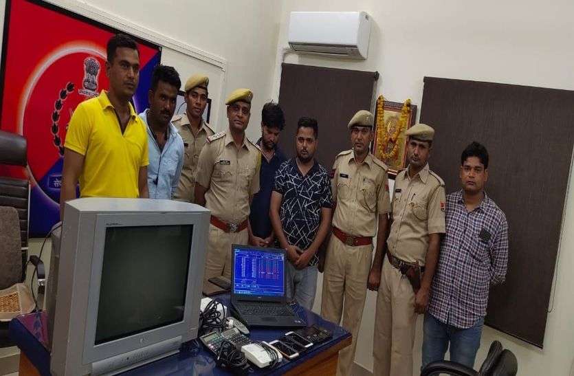 caught-a-betting-of-15-lakhs-of-cricket आस्ट्रेलिया-इंग्लेण्ड के बीच सेमीफाइनल में हार-जीत का 15 लाख का सट्टा लगाते पकड़ा