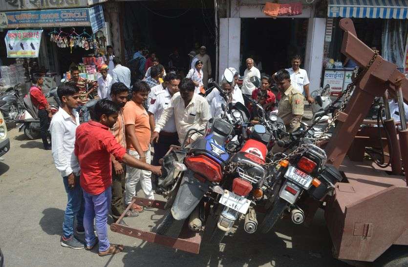 Action against 18 vehicles 18 वाहनों के खिलाफ कार्रवाई, दो कार जब्त