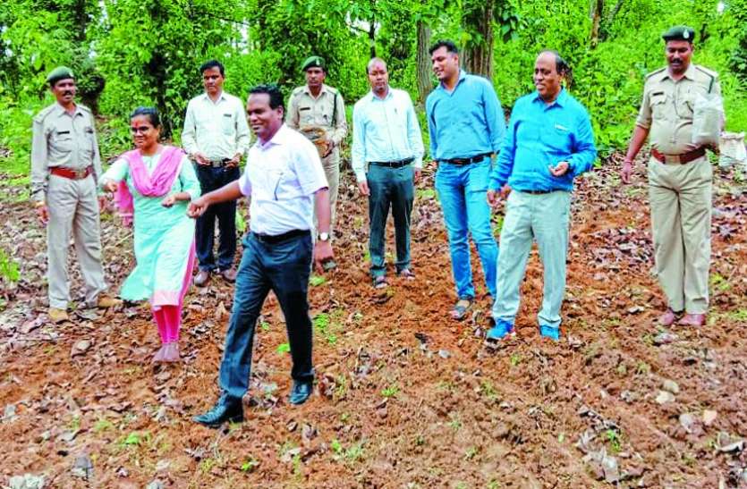 ias officer in farm घोर माओवादी गांव के ग्रामीण ये नज़ारा देख रह गए हैरान, जब सुबह सामने थे...