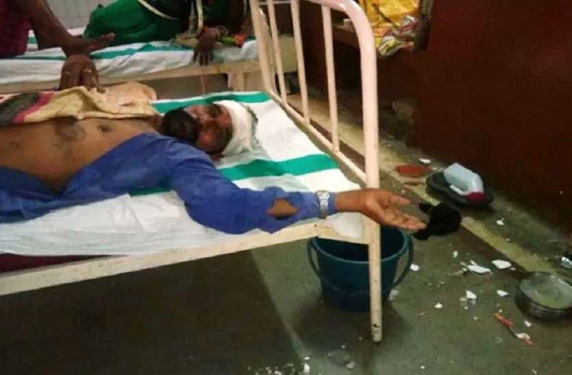 uttar pradesh पहले हादसे में टूटा पैर और फिर अस्पताल की छत का प्लास्टर गिरने से फूटा इस शख्स का सिर