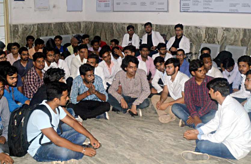 Ragging at Shyam Shah Medical College Rewa चाय की चुस्की के बीच मेडिकल छात्रों की रैंगग हुई जानलेवा, आक्रोशित होकर डीन कार्यालय को घेरा