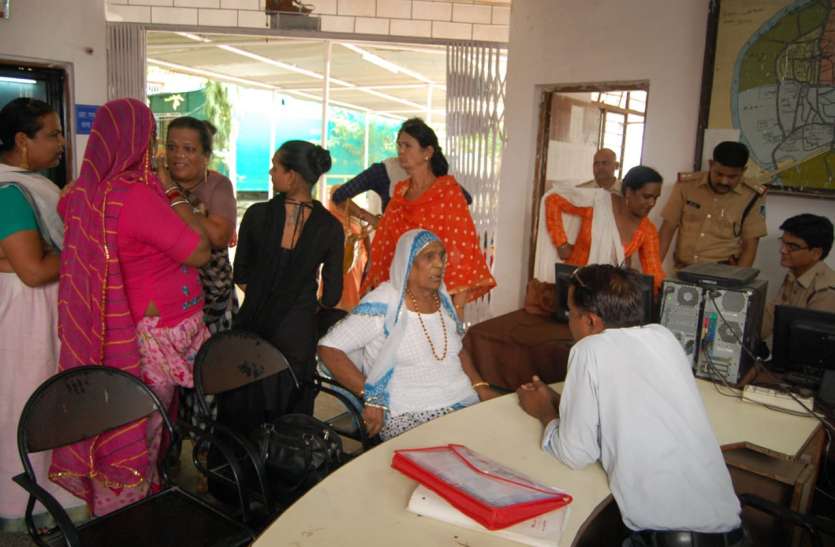 news Third Gender news : पहले कोतवाली में किन्नरों के बीच हुई हाथापाई, फिर तालियां ठोंक कर दिया आशीर्वाद
