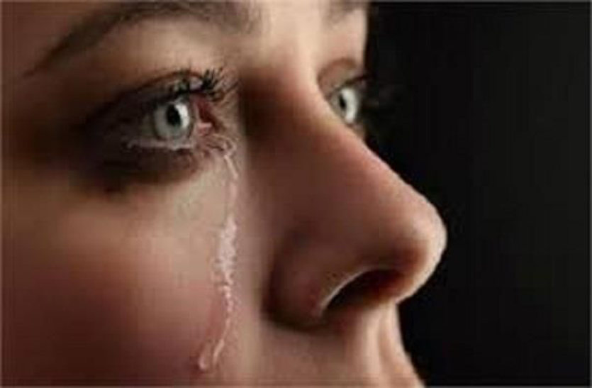 jaipur रेप पीड़िता की दास्तां : आधा दर्जन पुलिसवालों ने किया सामूहिक बलात्कार, हाथ-पैरों के नाखून नोंचे