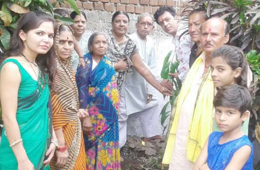 Planting, greenery, environment, Mokshadham, fruitful, life राष्ट्रीय हिंगलाज सेना ने शिवालय में किया पौधारोपण