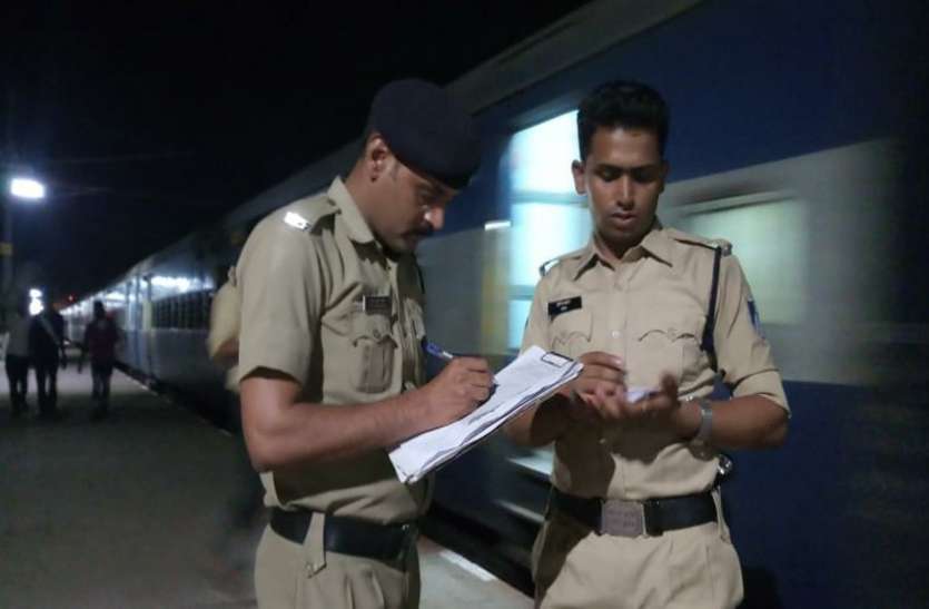 safar-zara-samhalkar-it-is-not-safe-to-travel-in-the-train-there-ar सफर जरा सम्हलकर - यहां सुरक्षित नहीं है रेल का सफर, आए दिन होती हैं लूट की घटनाएं