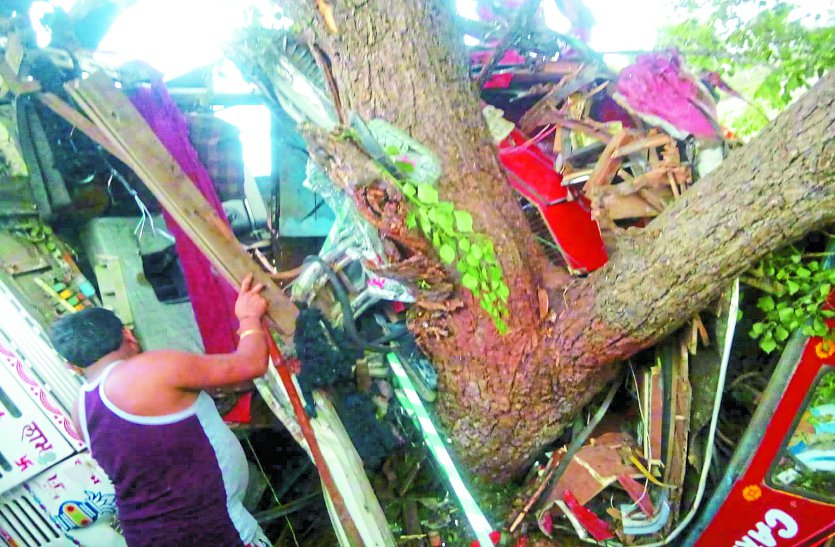 Bemetara Patrika ट्रक ड्राइवर की मौत बनकर आई झपकी, फंसी लाश को निकालने बुलानी पड़ी जेसीबी