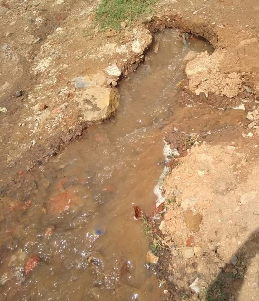 Pipe line on bus stand Balpurwa Chowk बस स्टैंड बलपुरवा चौक पर फूटी पाइप लाइन