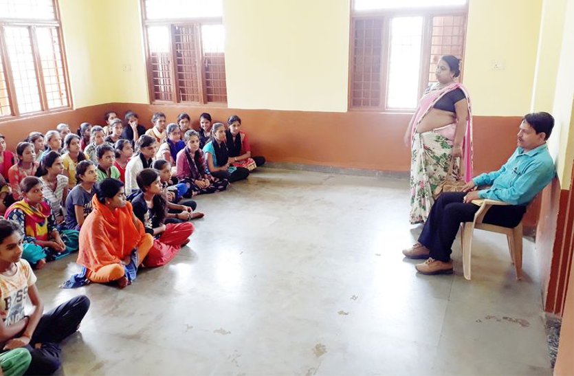 patrika हड़कंप : दूषित पानी से 20 छात्राएं बीमार, आधी रात को जिला अस्पताल में भर्ती