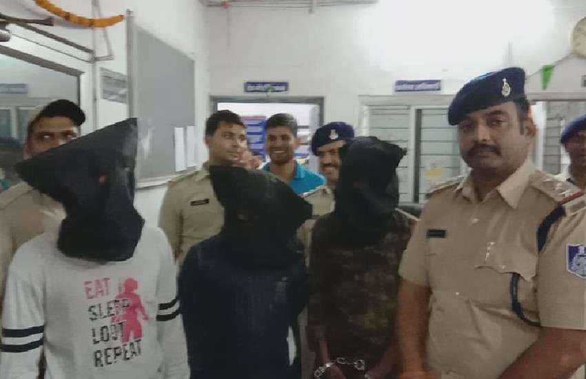 पुलिस गिरफ्त में आए गैंगरेप के तीनों आरोपी