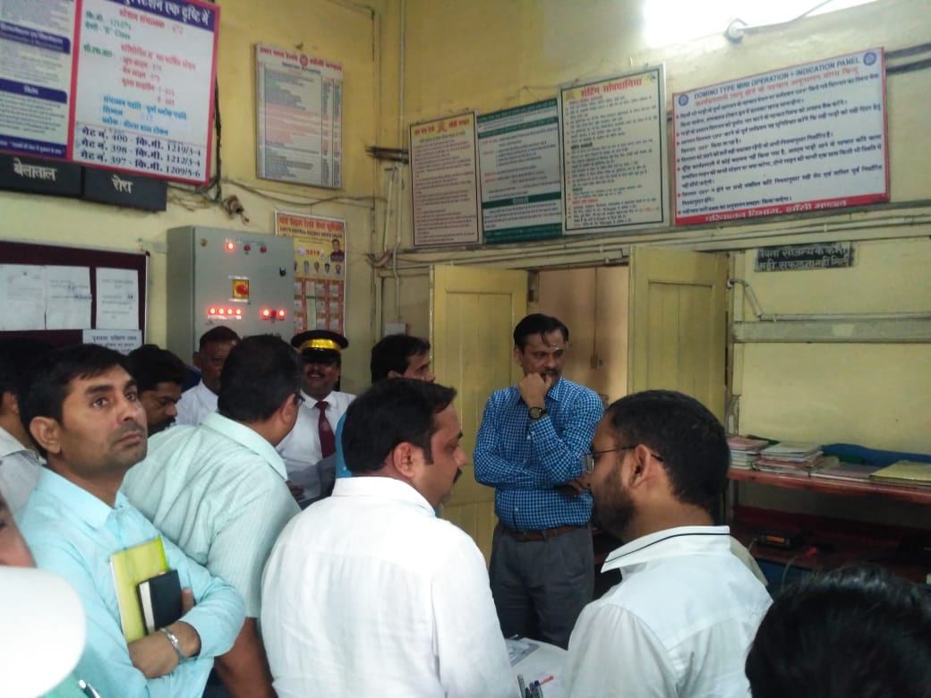 डीआरएम ने हरपालपुर स्टेशन का किया निरीक्षण, अवस्थाओं को दुरुस्त करने के दिए निर्देश डीआरएम ने हरपालपुर स्टेशन का किया निरीक्षण, अवस्थाओं को दुरुस्त करने के दिए निर्देश