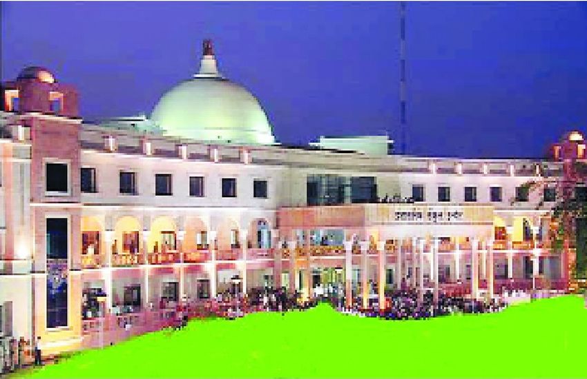 indore छात्रा ने कलेक्टर से कहा, अब भी लग रही तीन मंजिला मकान की छत पर कोचिंग क्लासेस