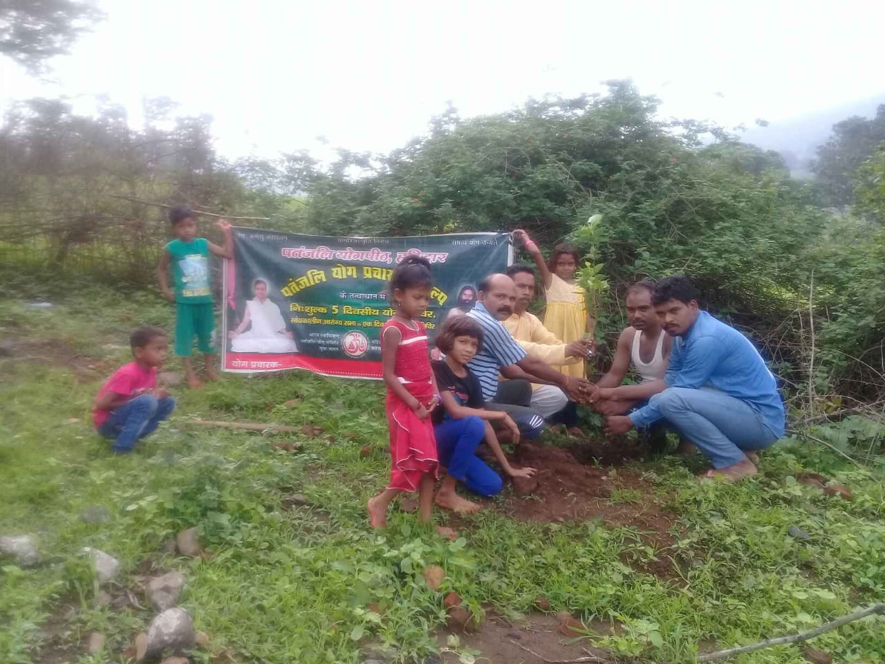 Yoga training given to the villagers ग्रामीणों को दिया गया योग का प्रशिक्षण