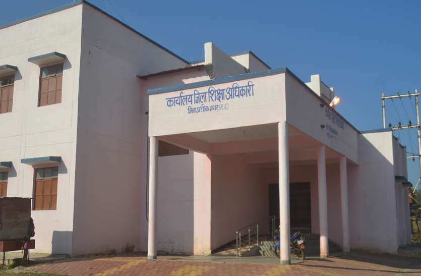 news Bridge course: टेस्ट में टीचरों को लाने थे कम से कम 70 प्रतिशत अंक, 17 लोगों को मिले शून्य अंक