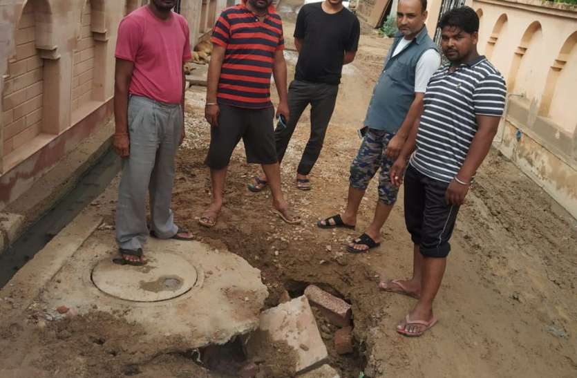 hindaun karauli news हादसों को न्यौता दे रहे धंसी सडक़ व खुले मैन हॉल
