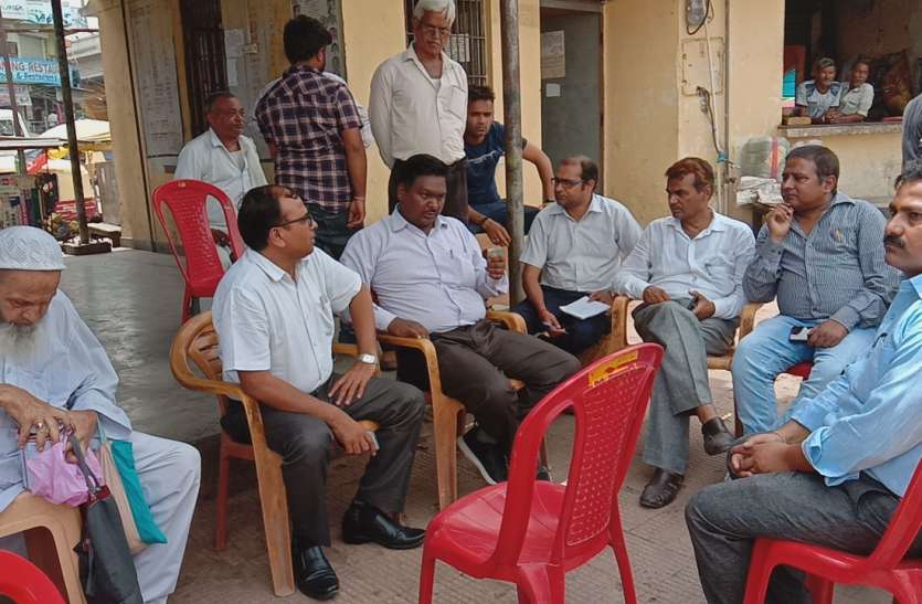 Food फिरोजाबाद में मिलावट खोरी: देशी घी के डिब्बे में भरा था डालडा, जांच में हुआ खुलासा