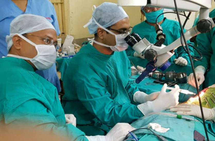 Surgery 102 साल की महिला के चकनाचूर हिप को किया ठीक