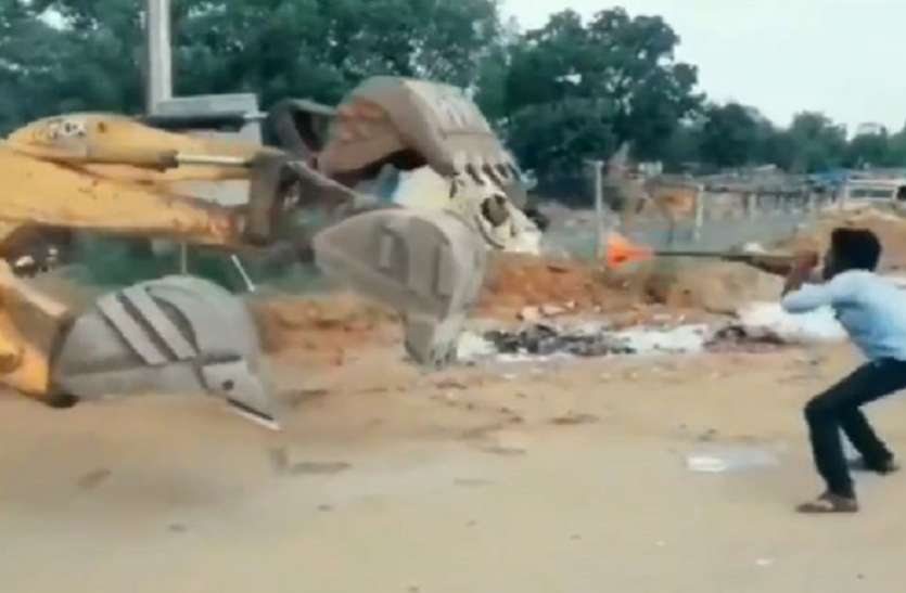 viral video JCB मशीन ने किया नागिन डांस! नहीं कर पाएंगे आंखों पर विश्वास