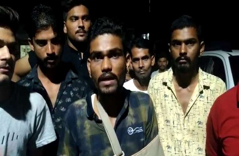 attacked on young man हथियारों से लैस बदमाशों ने किया युवक पर हमला, लामबंद होकर थाने पहुंचे ग्रामीण