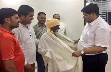 dm chitrakoot krishna kol tribal इस 90 वर्षीय बुजुर्ग ने किया कुछ ऐसा कि सम्मानित कर भावुक हो गए डीएम और एसपी बताया औरों के लिए प्रेरणास्रोत