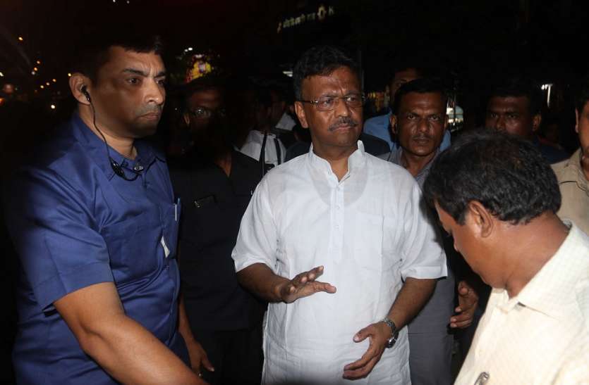 kolkata Kolkata: मेट्रो ट्रेन के गेट में फंसा यात्री का हाथ, चली ट्रेन, मौत
