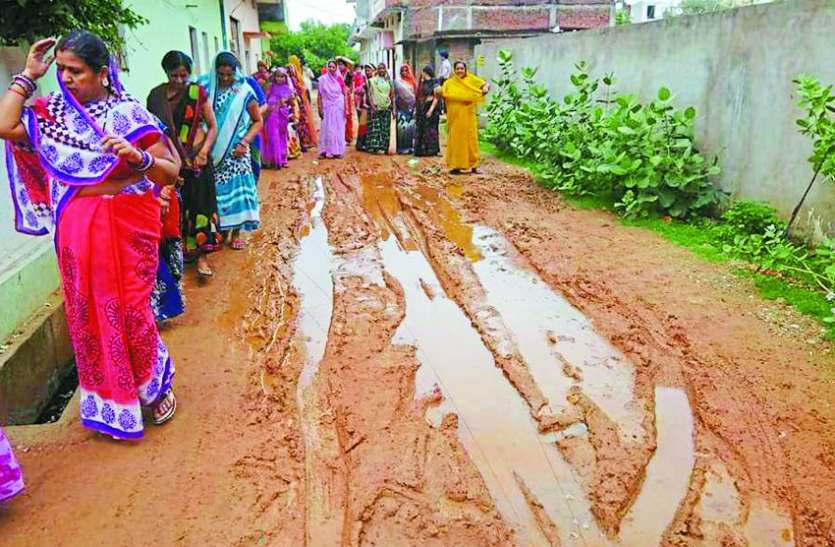 Thick roads, colonies like swamps गड्ढों में तब्दील सड़कें, कॉलोनियों में दलदल जैसे हालात