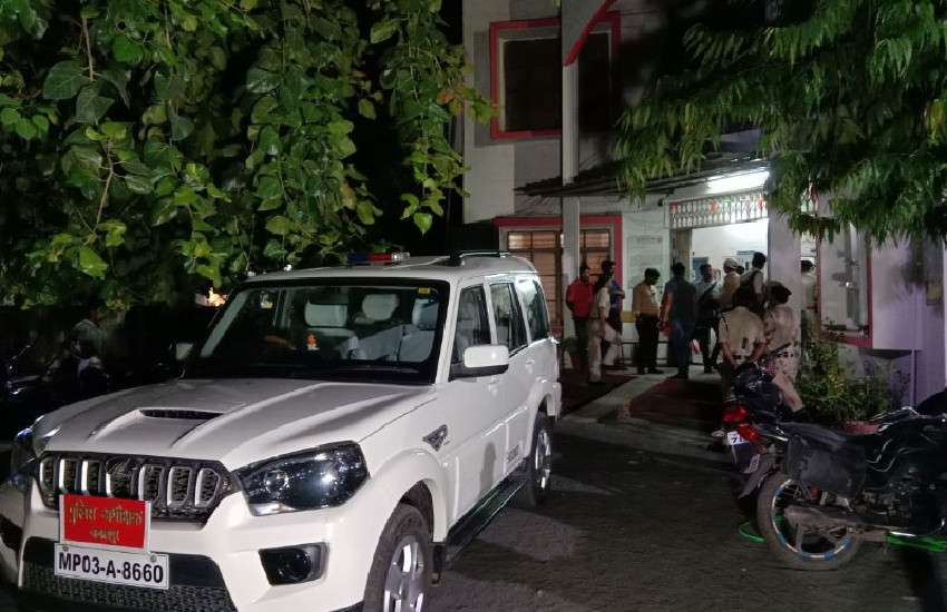 मदनमहल थाने में लगा पुलिस के साथ लोगों की भीड़
